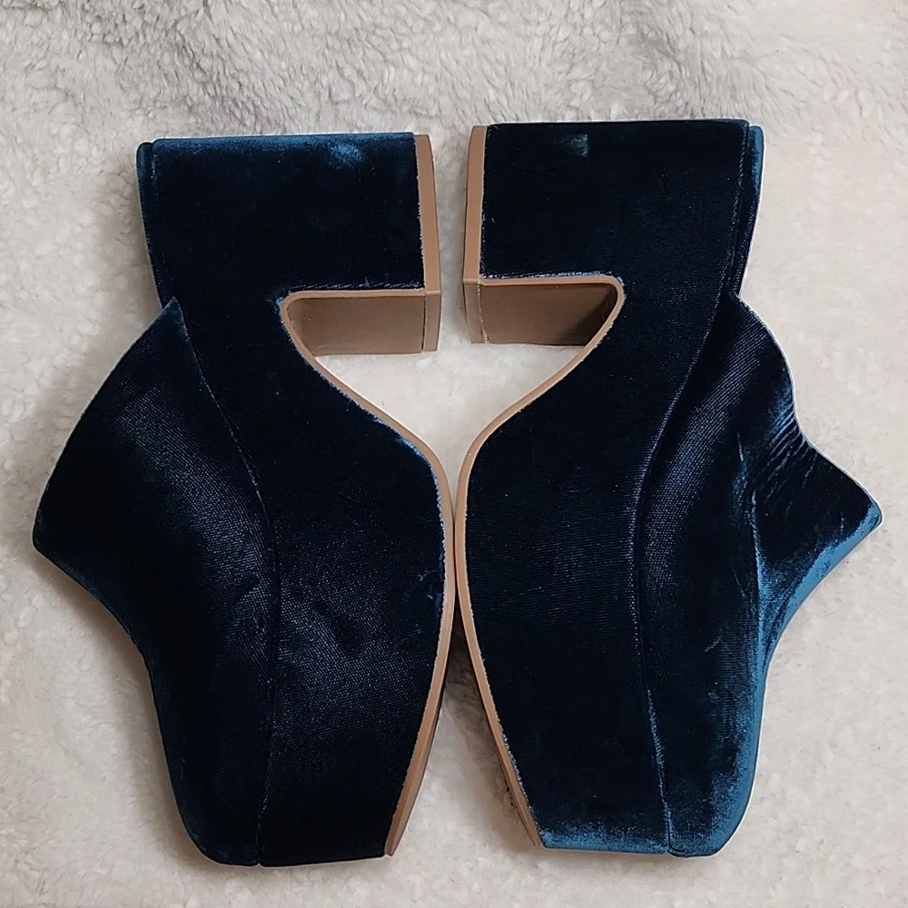 Larroudé Miso Platform Clog in Deepsea Velvet Size 6